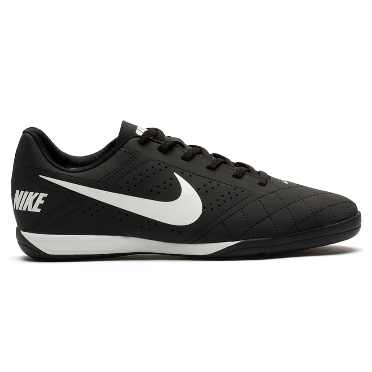 Chuteira de futsal masculina Nike Beco 2 na cor preto e branco, vista lateral com logo Nike e detalhes do solado e fechamento